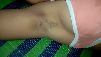 Novia Desnuda Disfruta De Un Masaje Sensual Y Masturbarse