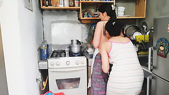 Beleza Colombiana Enfrenta Um Grande Pau Preto Na Cozinha.