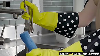 Brazzers - האישה שאוהבת אנאלי וגרביים - כלי המשחק הקטן והחמוד שלנו