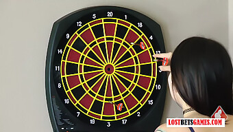 Lesbische Mädchen Spielen Mit Darts Und Gesichtsbesamungen In Hd-Video