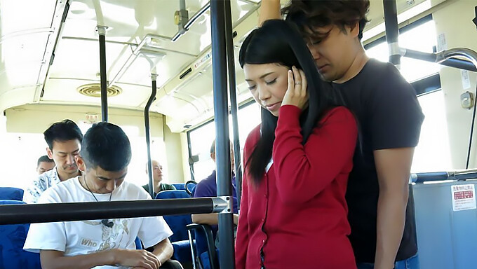 Die Vollbusige Japanische Schönheit Aimi Nagano Wird In Einem Bus Gefickt