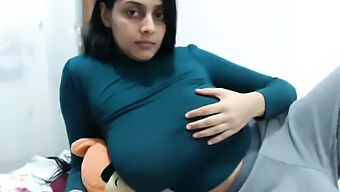 Big-Titted Indian Girl Shows Off Her Solo Skills On Cam