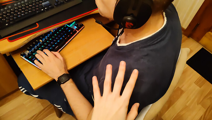 Mladá (18+) Dievčina Sa Masturbuje Až K Orgazmu V Pov Videu