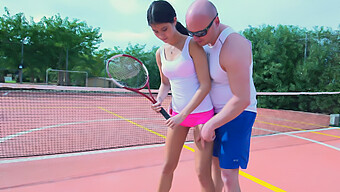 Latihan Tenis Di Luar Ruangan Mengarah Pada Seks Oral Dan Anal