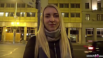 Kasvojen Cumshot Amarisille Tässä Saksalaisessa Street Casting -Videossa