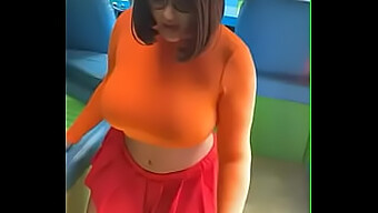 Două Frumuseți În Cosplay: Velma Și Perdita